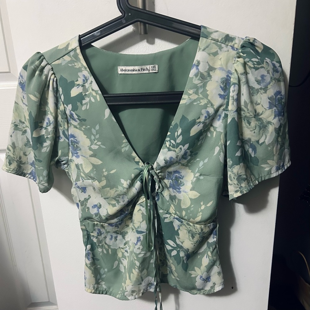Abercrombie & Fitch green floral tie-front smocked form fit blouse (size XXS)